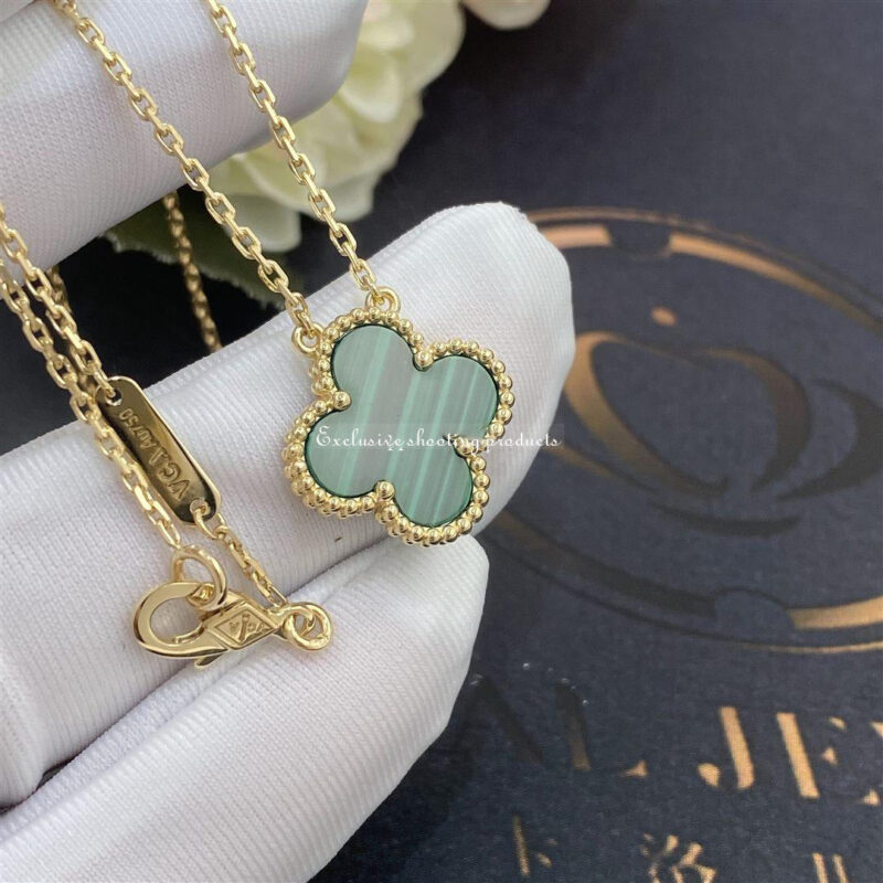 Van Cleef & Arpels VCARO9VA00 Vintage Alhambra pendant Yellow gold Malachite Necklace 3