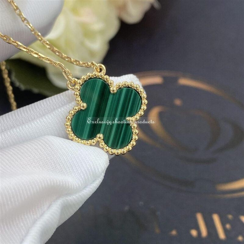 Van Cleef & Arpels VCARO9VA00 Vintage Alhambra pendant Yellow gold Malachite Necklace 2